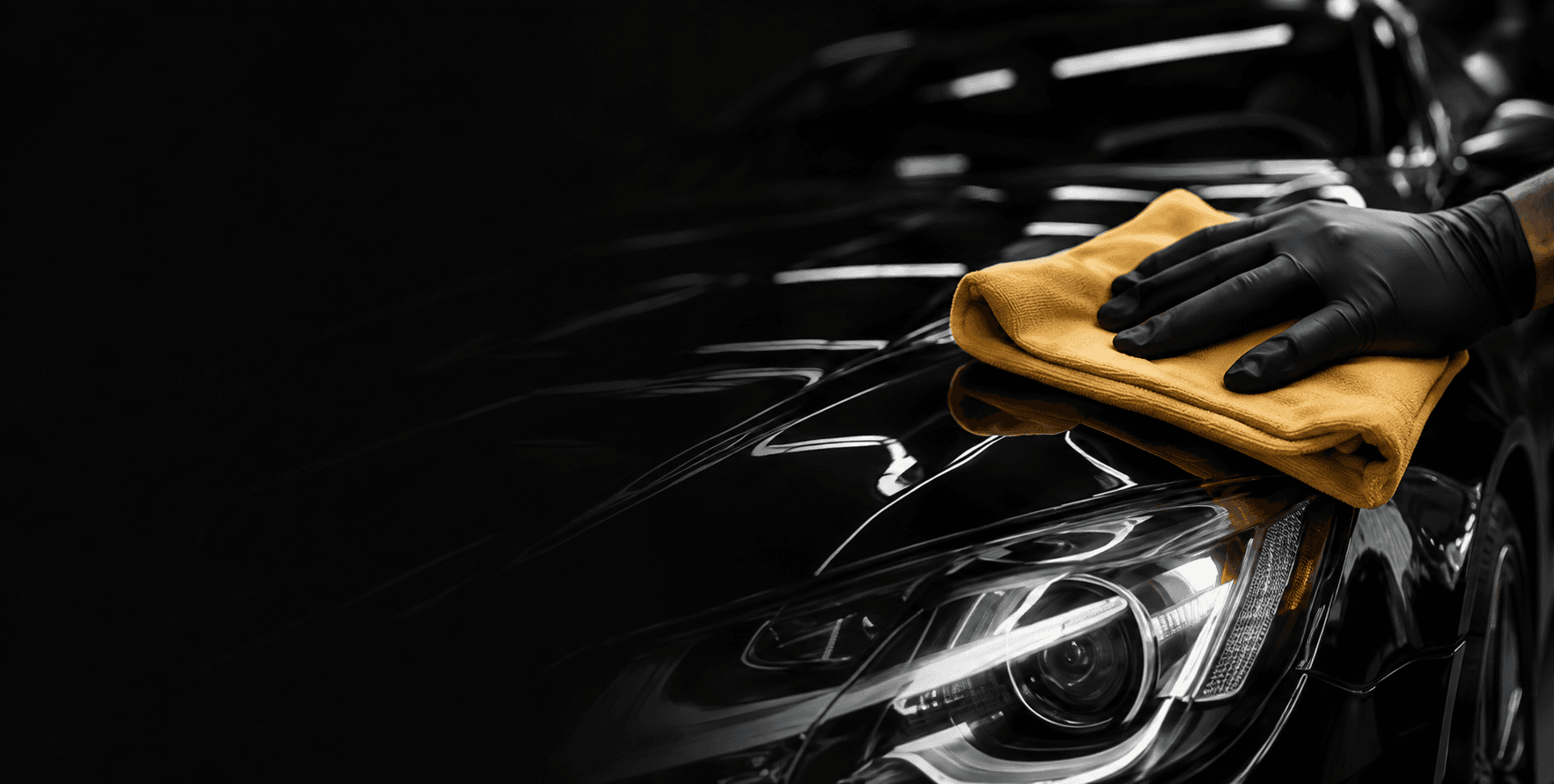 Profesionalno brisanje crnog automobila premium mikrofiber krpom.