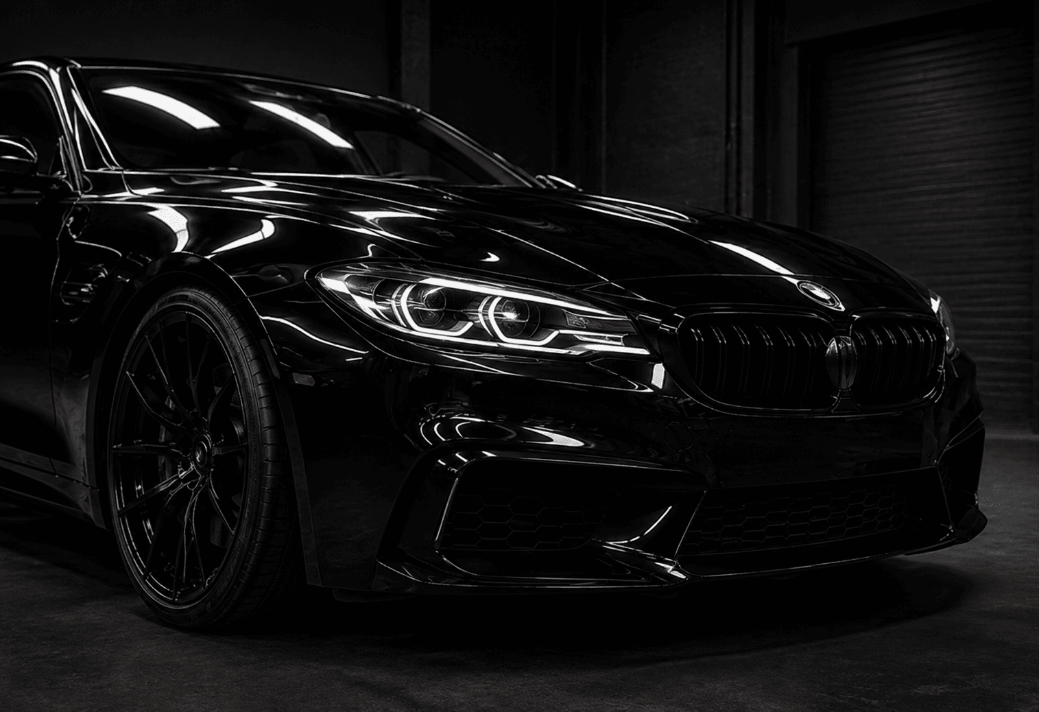 Detalj prednjeg dela crnog BMW vozila nakon profesionalnog detailinga.