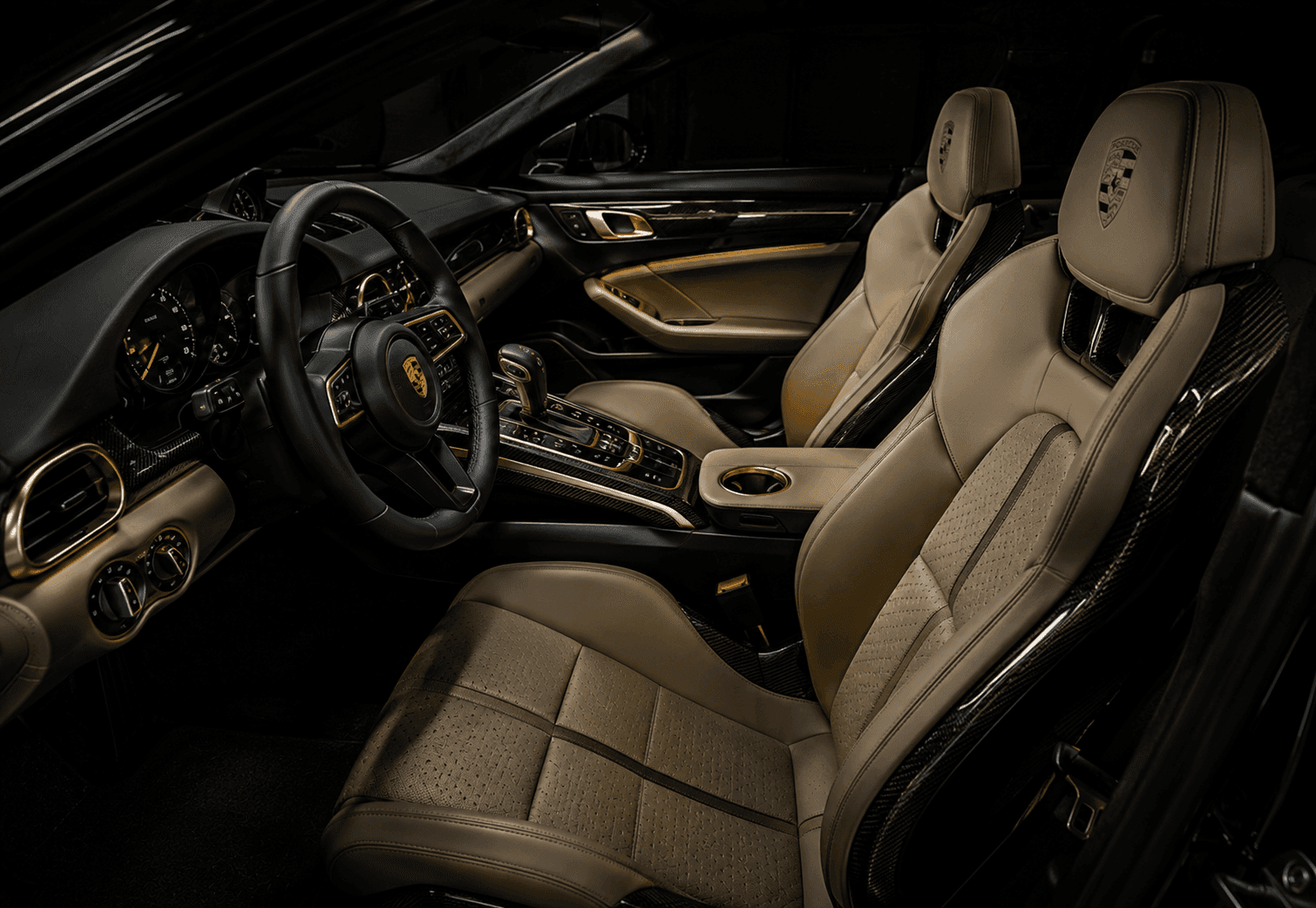 Detaljno očišćen premium enterijer Porsche sportskog automobila.