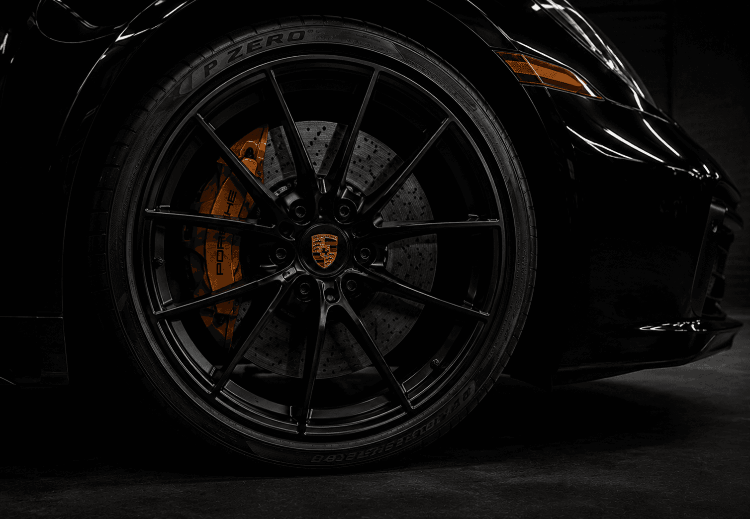 Detalj felne i kočionog sistema Porsche sportskog automobila.