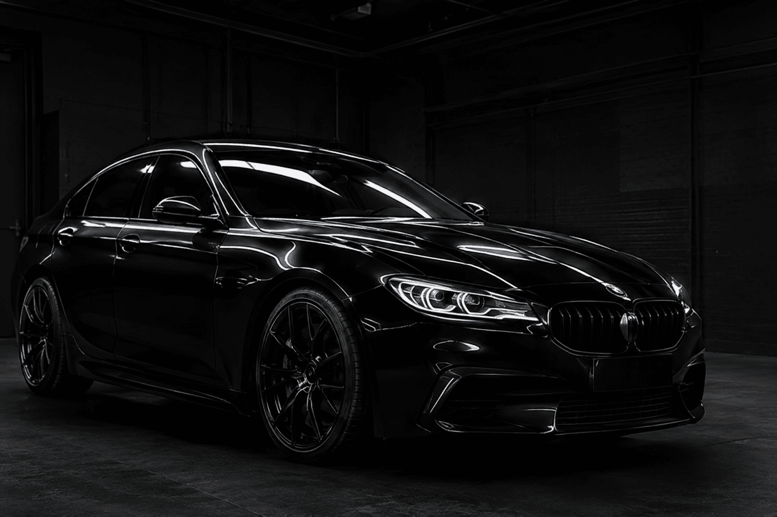 Crni BMW sedan u profesionalnom auto detailing studiju.