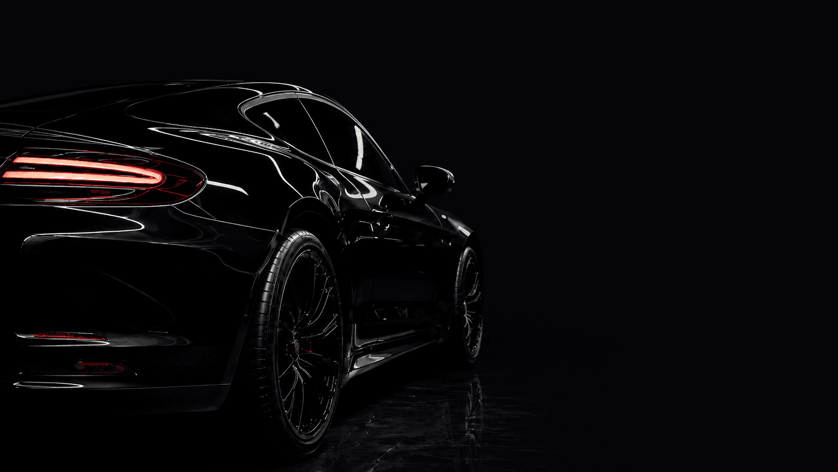 Crni premium automobil u detailing studiju.